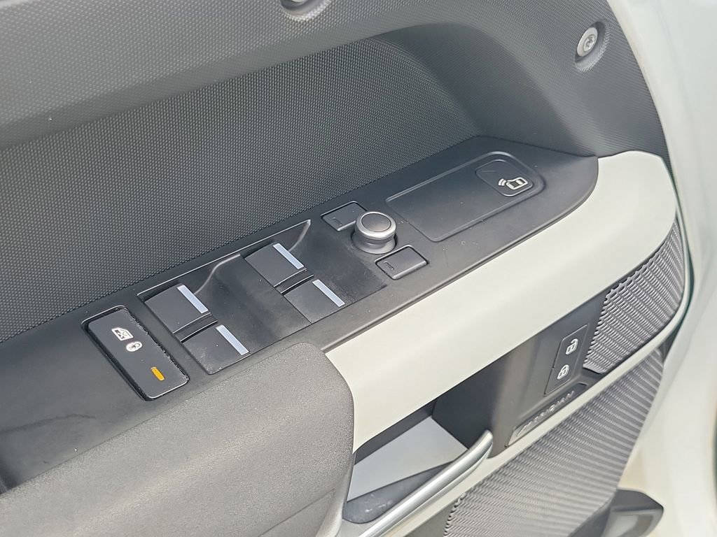 Used 2021 Land Rover Defender 110 image 24