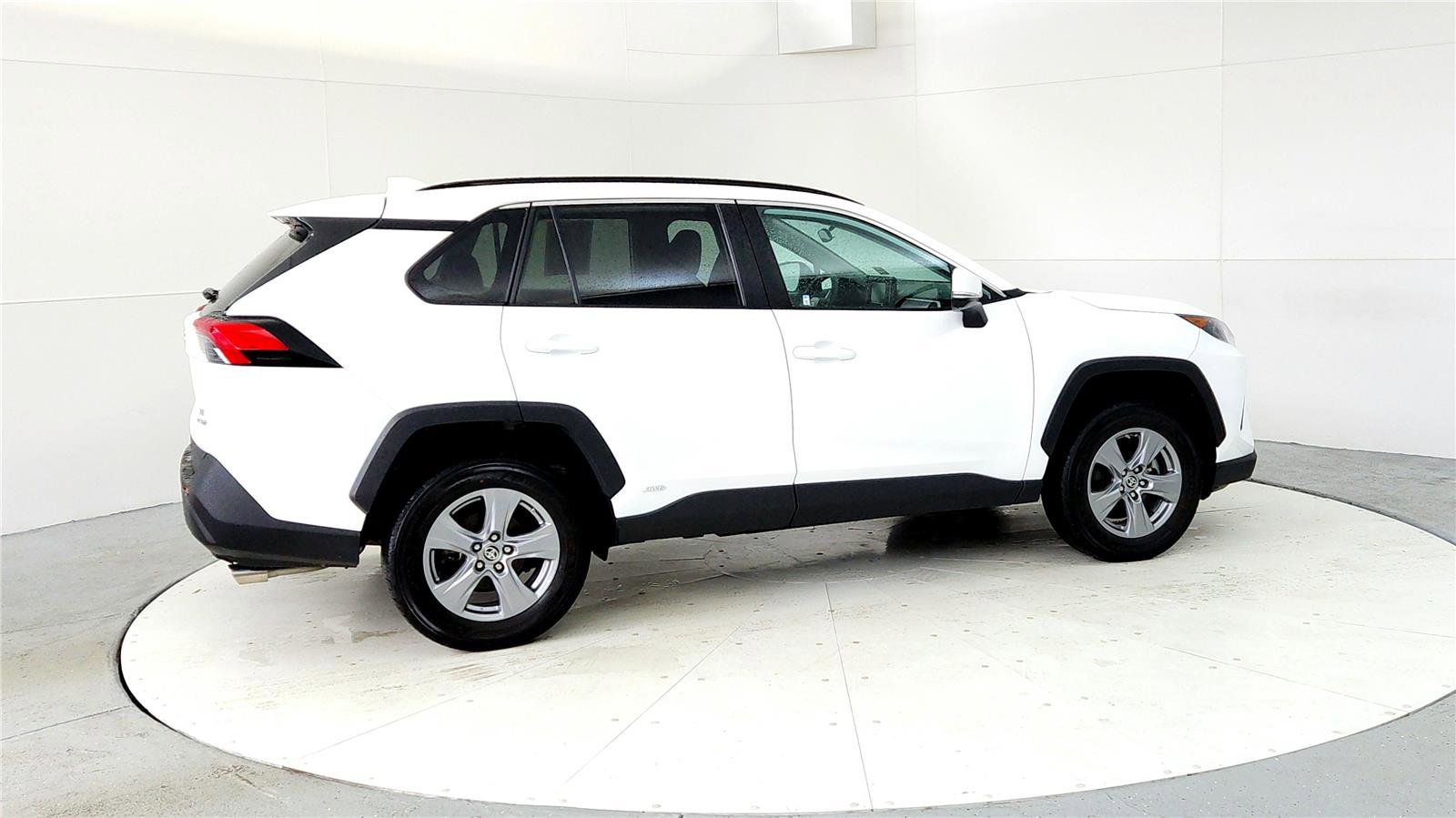 Used 2022 Toyota RAV4 LE image 6