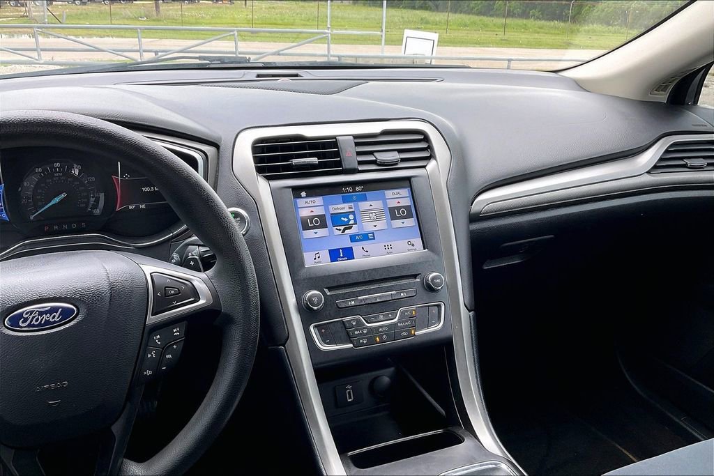 Used 2017 Ford Fusion SE w/ Fusion SE Technology Package FWD image 9