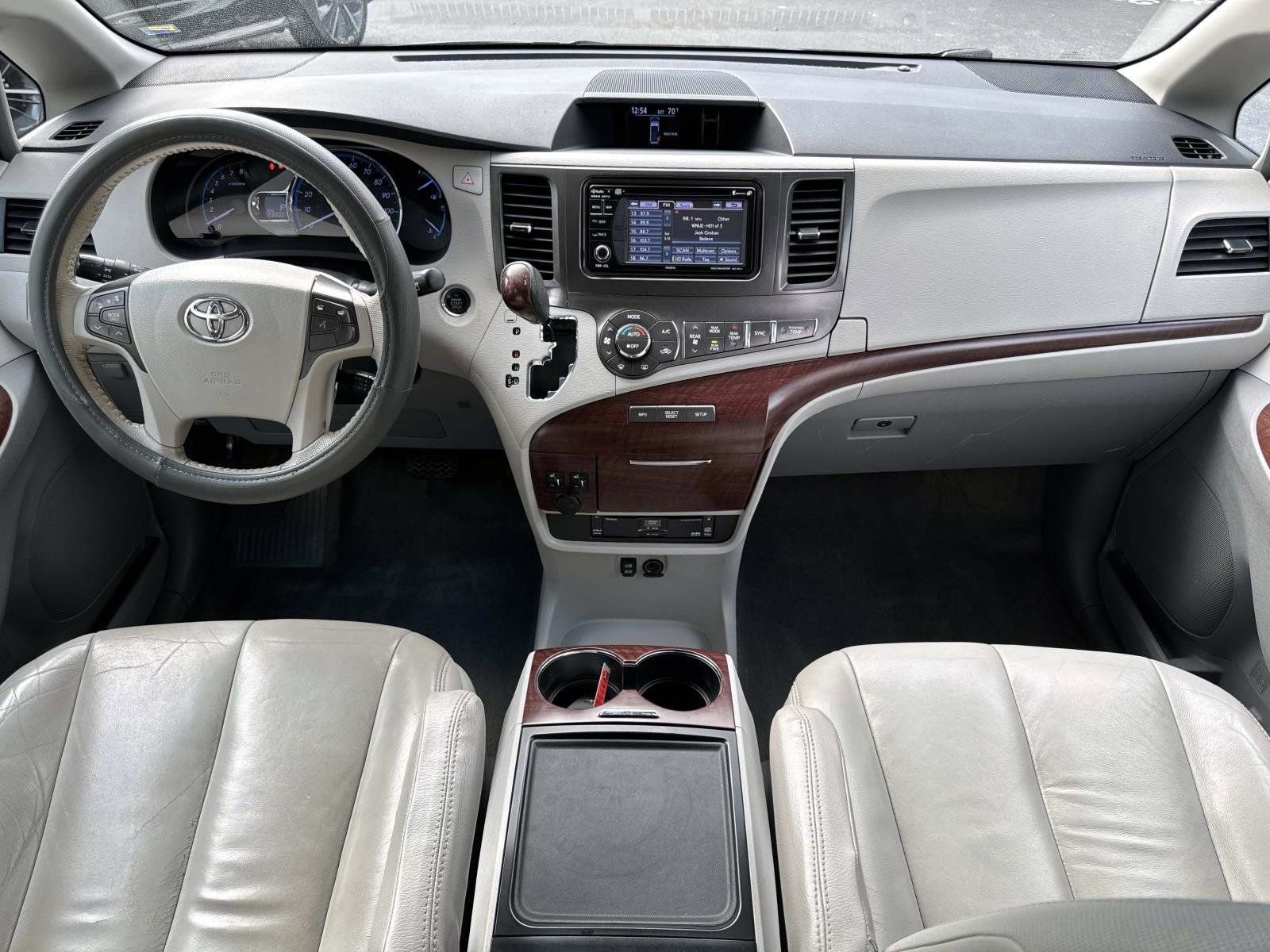 Used 2014 Toyota Sienna XLE image 21