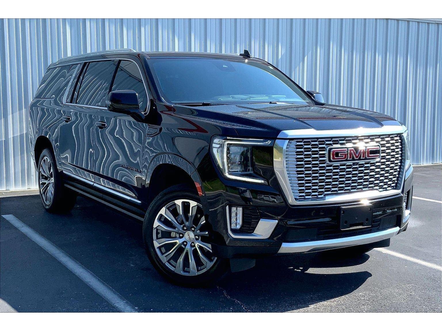 Used 2023 GMC Yukon XL Denali w/ Denali Reserve Package AWD/4WD image 2