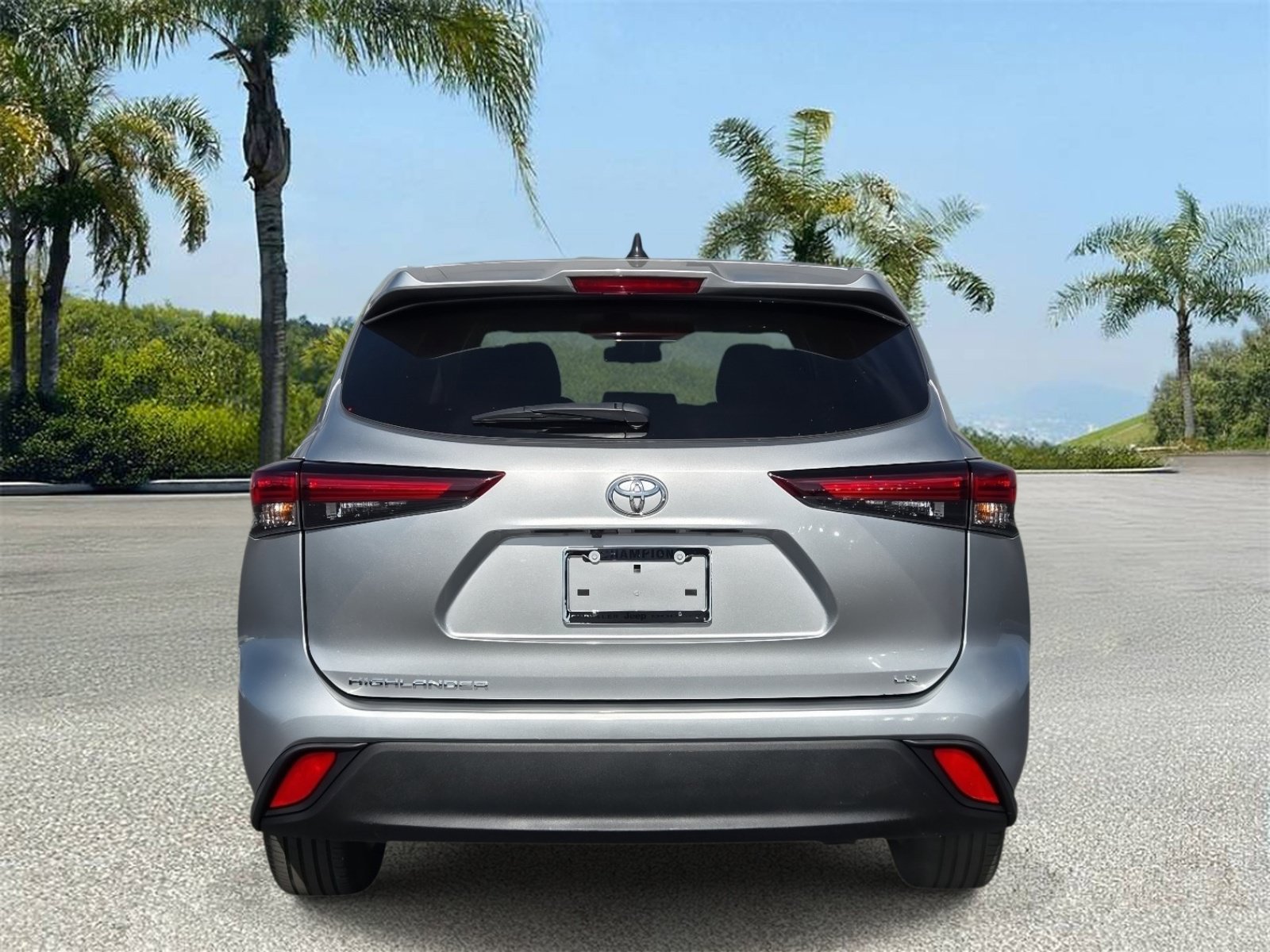 Used 2024 Toyota Highlander LE FWD image 5