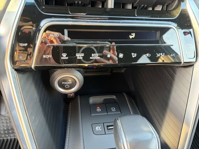 Used 2023 Toyota Venza Limited image 22