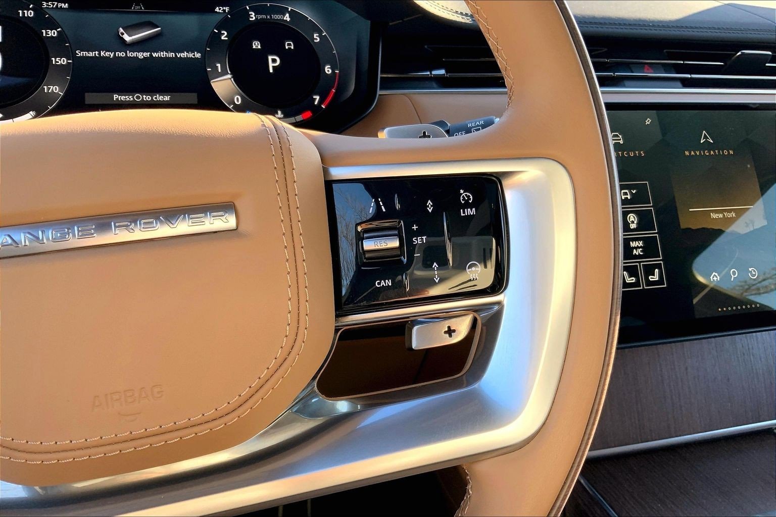 Used 2025 Land Rover Range Rover SE image 24