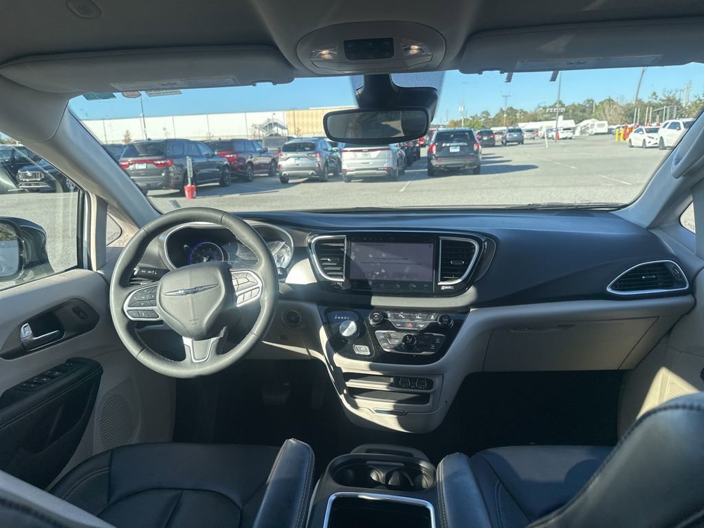 Used 2024 Chrysler Pacifica Touring-L image 12