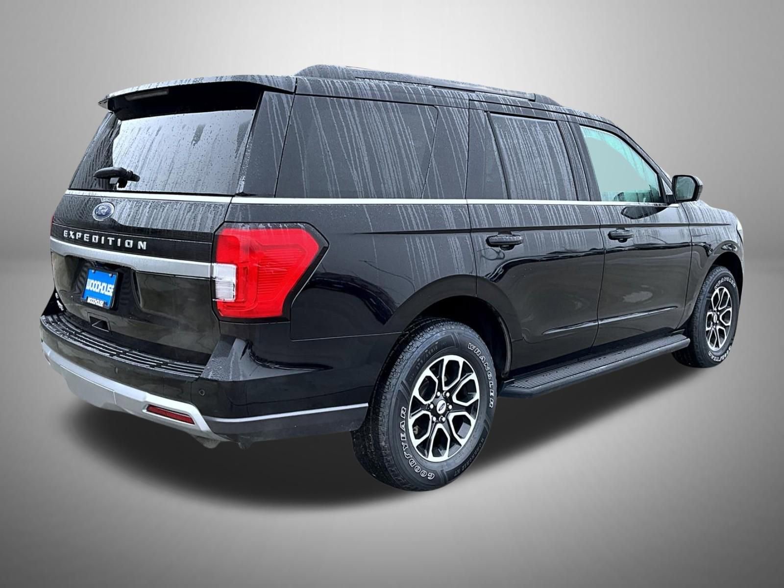 Used 2024 Ford Expedition XLT image 5