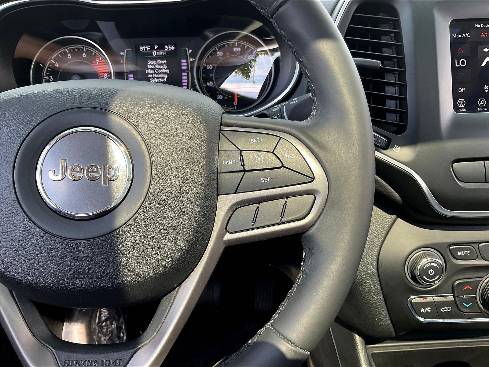 Used 2019 Jeep Cherokee Latitude Plus w/ Comfort/Convenience Group AWD/4WD image 12