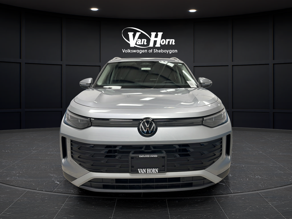 Used 2025 Volkswagen Tiguan SE w/ Panoramic Sunroof Package AWD/4WD image 2