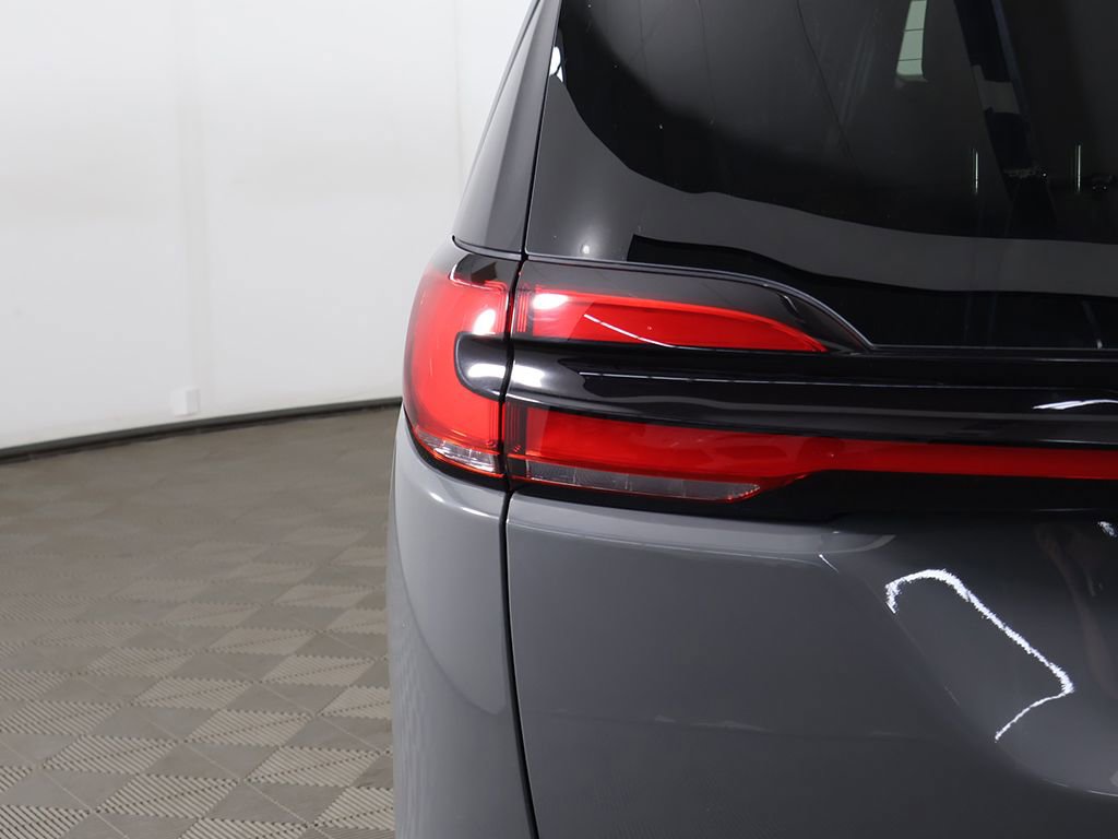 Used 2025 Chrysler Pacifica Select FWD image 16