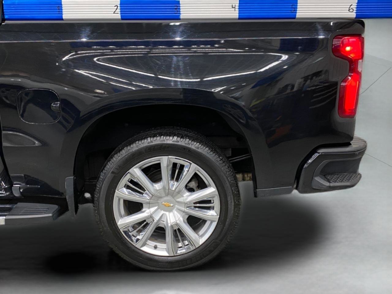 Used 2023 Chevrolet Silverado 1500 High Country w/ High Country Premium Package image 9