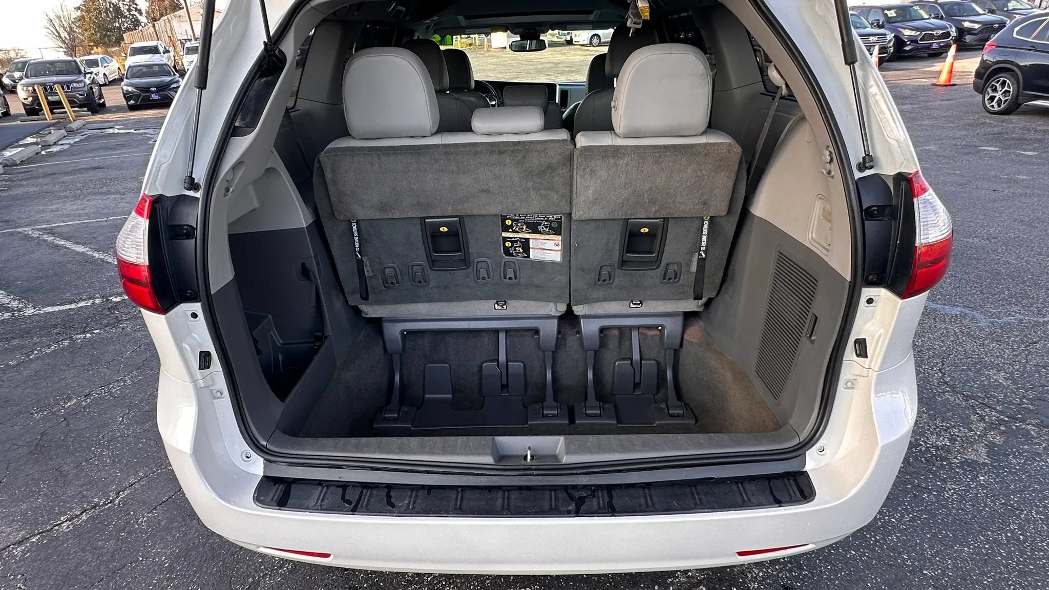 Used 2019 Toyota Sienna XLE w/ Protection Package FWD image 24