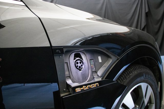Used 2022 Audi e-tron Premium Plus w/ Premium Plus Package image 40