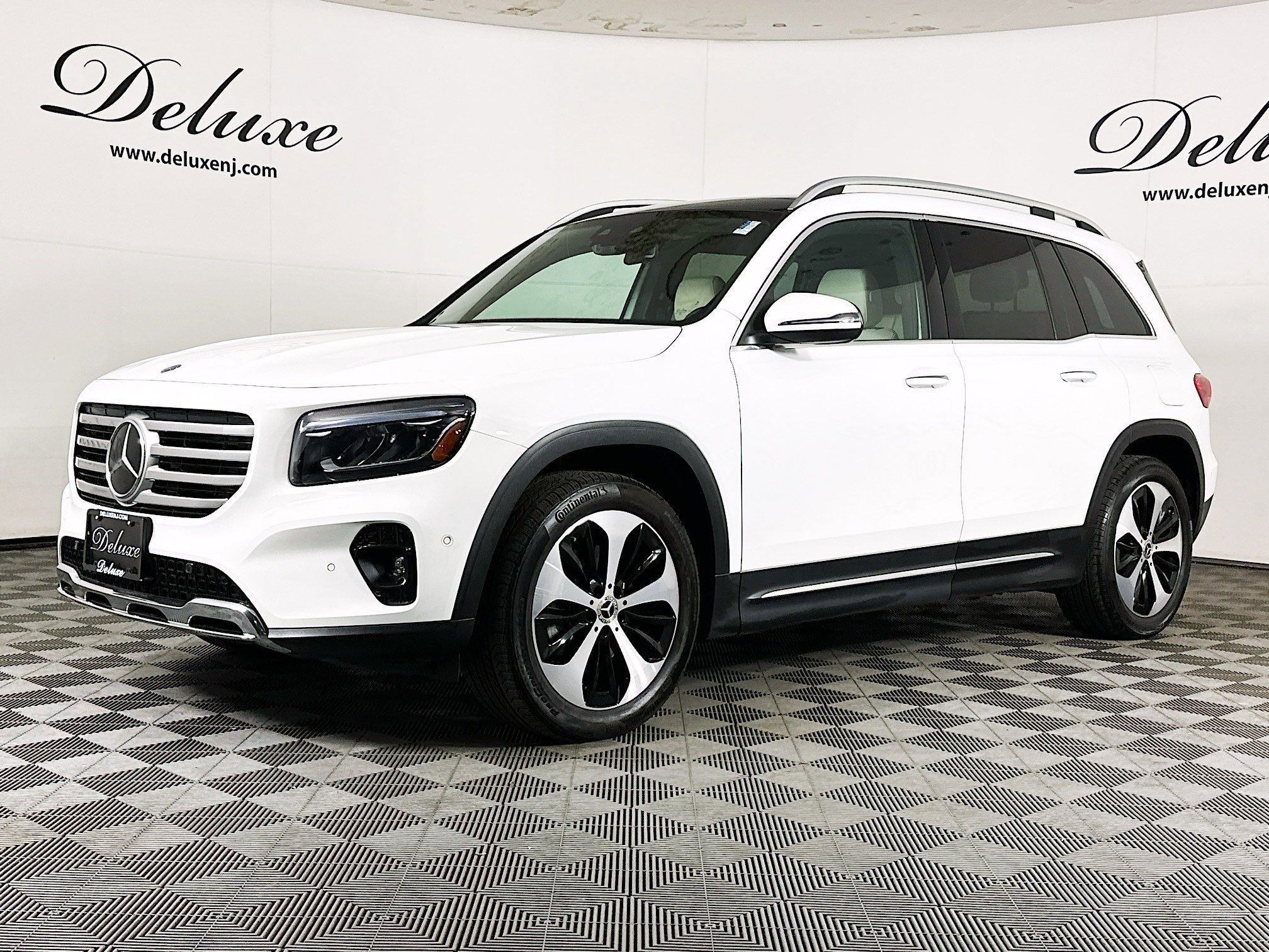 Used 2024 Mercedes-Benz GLB 250 4MATIC w/ Driver Assistance Package image 3