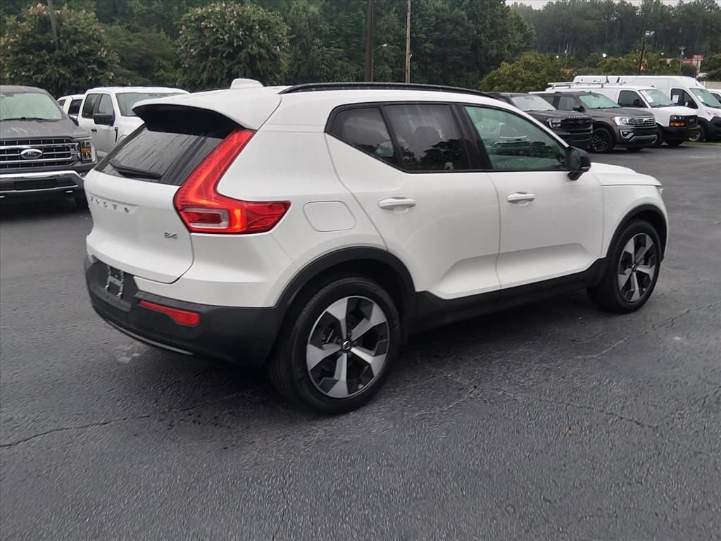 Used 2023 Volvo XC40 B4 Ultimate FWD image 4