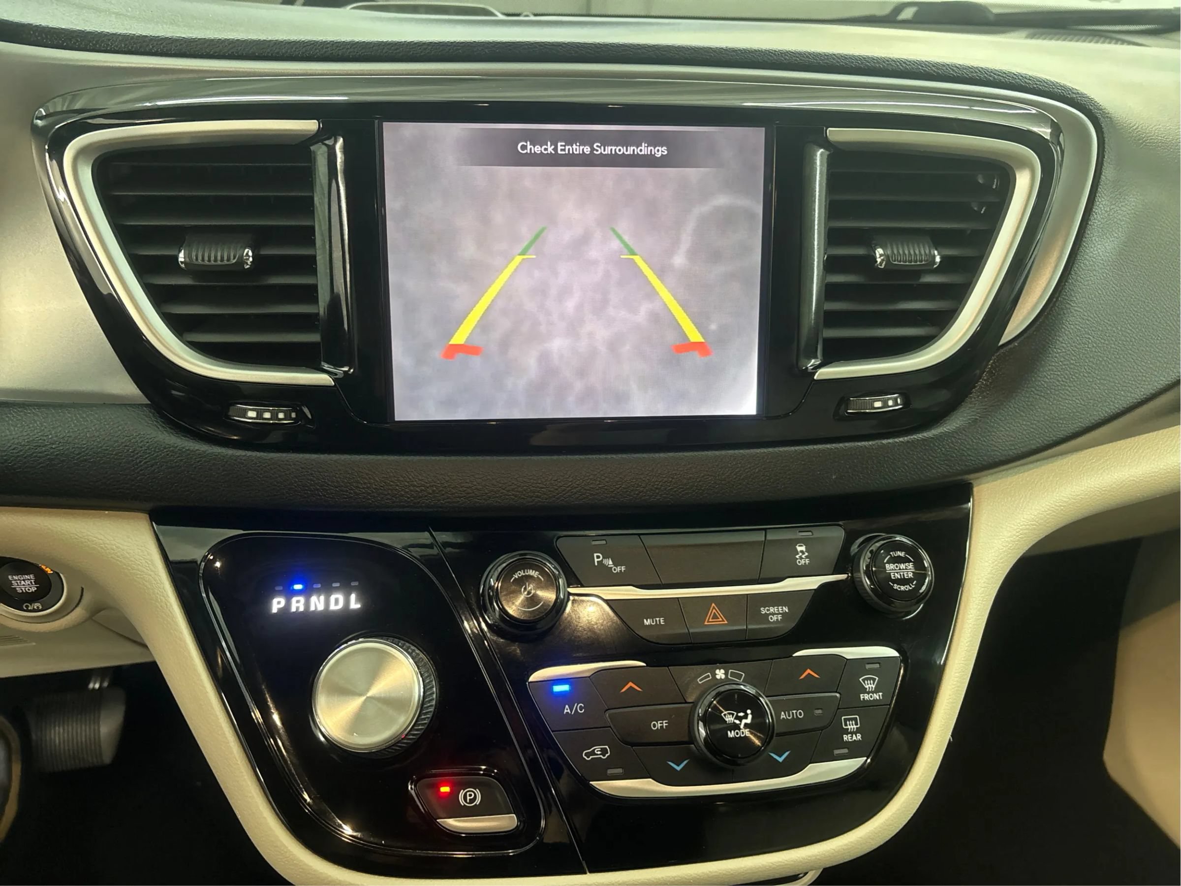 Used 2020 Chrysler Pacifica Touring-L FWD image 35