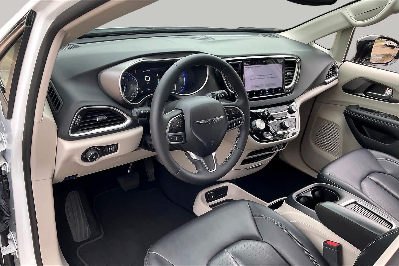 Used 2024 Chrysler Pacifica Touring-L FWD image 17
