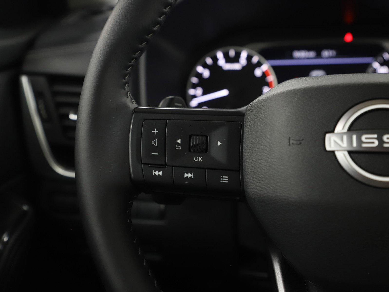 Used 2025 Nissan Rogue SV image 27