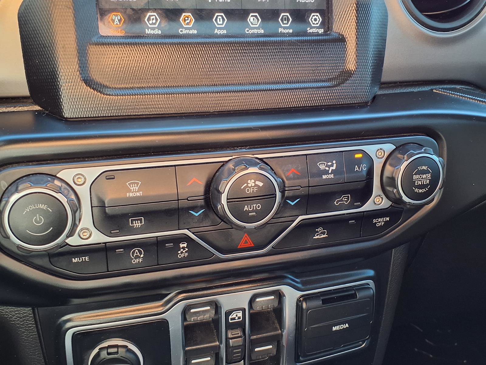 Used 2022 Jeep Wrangler Sport image 7