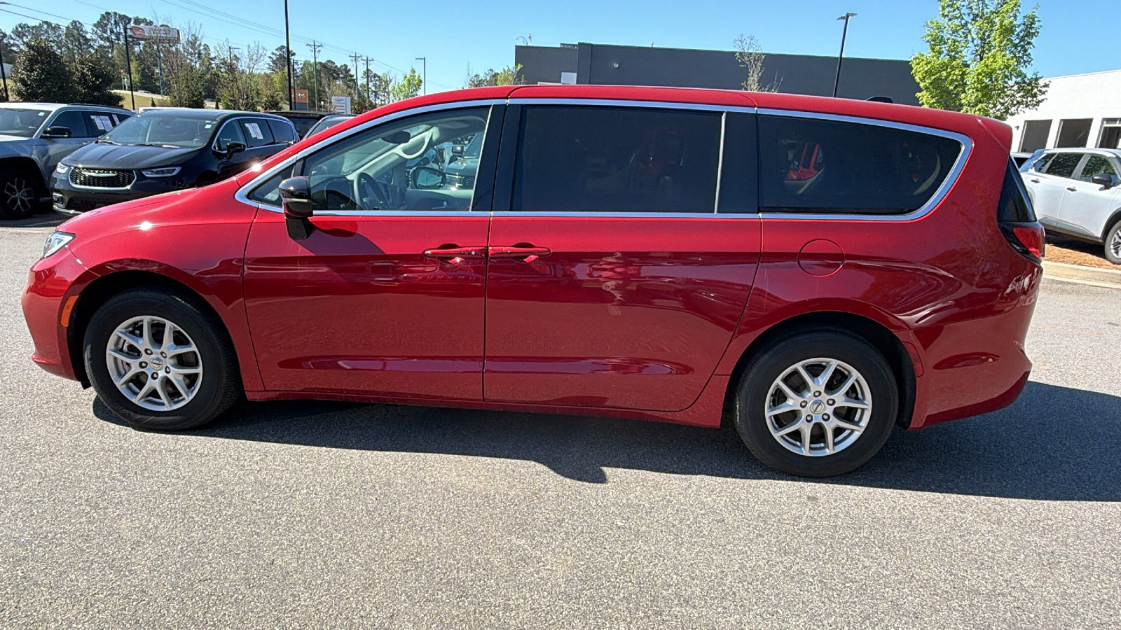 Certified 2024 Chrysler Pacifica Touring-L FWD image 11