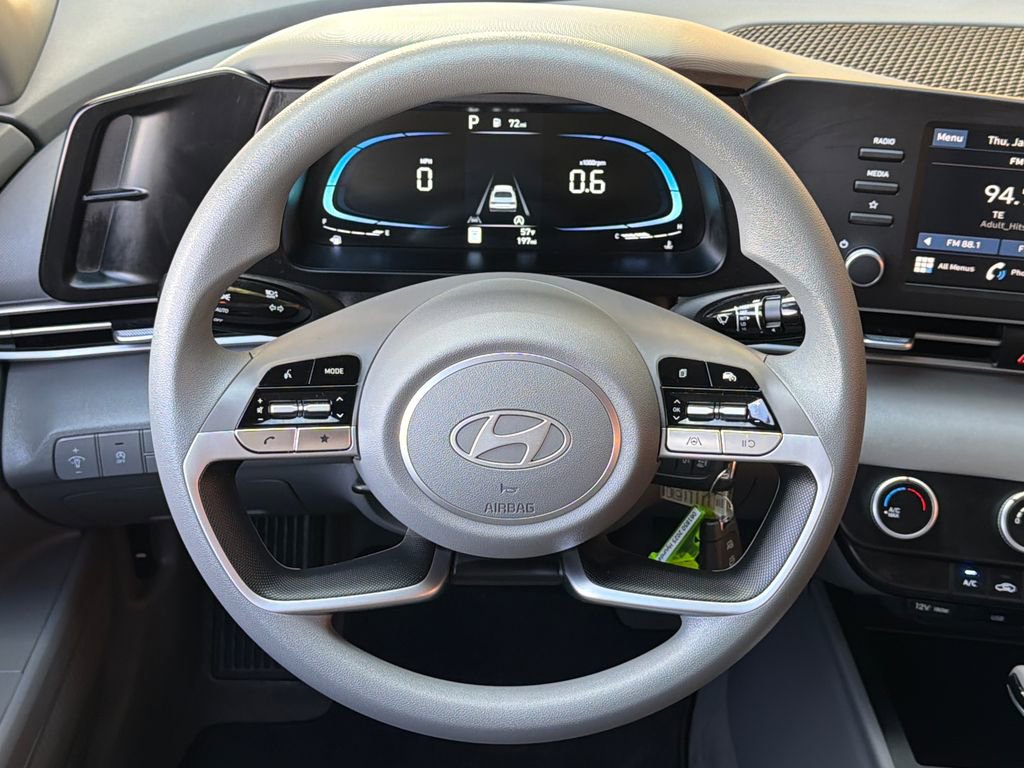 Used 2025 Hyundai Elantra SE image 4