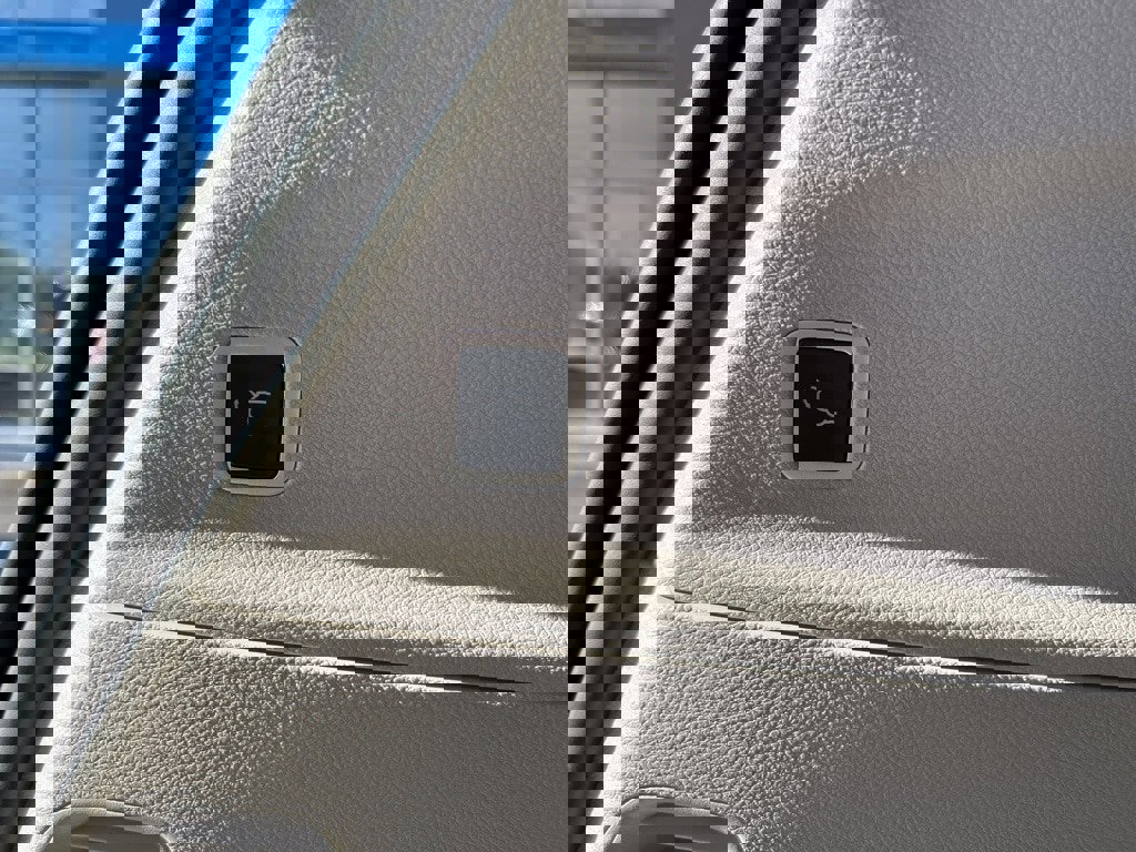 Used 2023 Chrysler Pacifica Limited w/ Uconnect Theater Family Group image 12