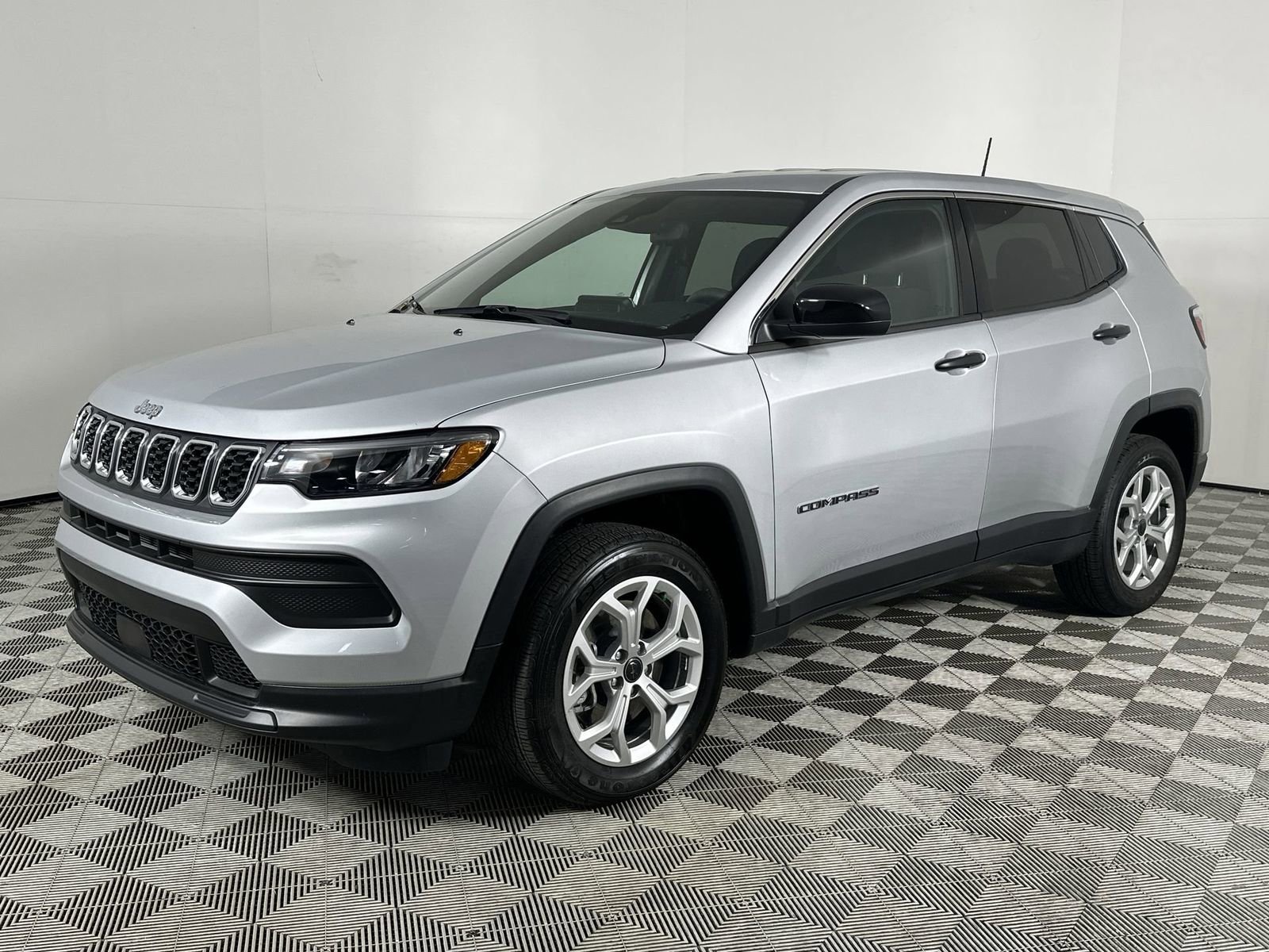 Used 2025 Jeep Compass Sport image 4