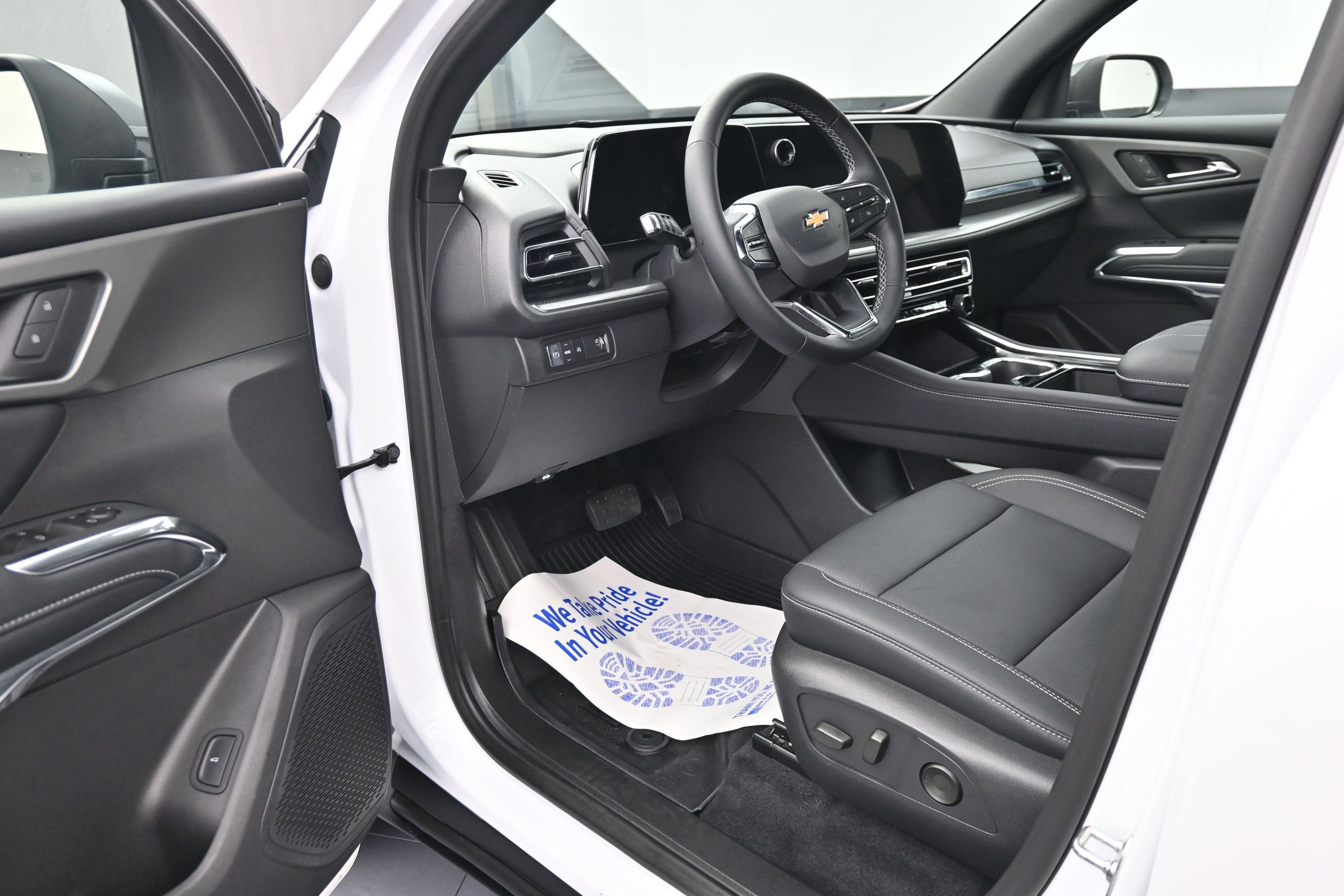Used 2026 Chevrolet Traverse LT w/ Driver Confidence Package FWD image 9