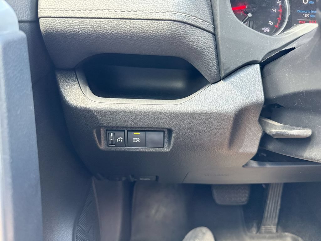 Used 2019 Toyota RAV4 LE AWD/4WD image 18