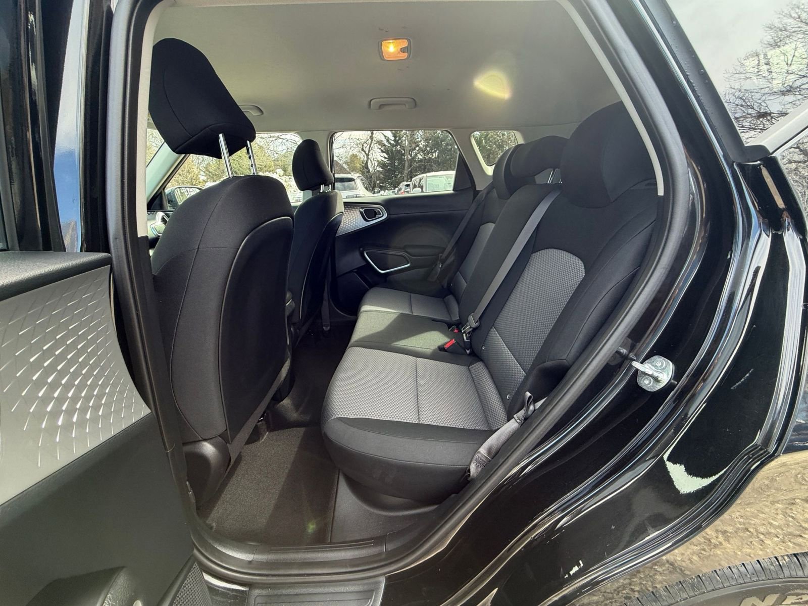 Used 2025 Kia Soul LX w/ LX Technology Package FWD image 23