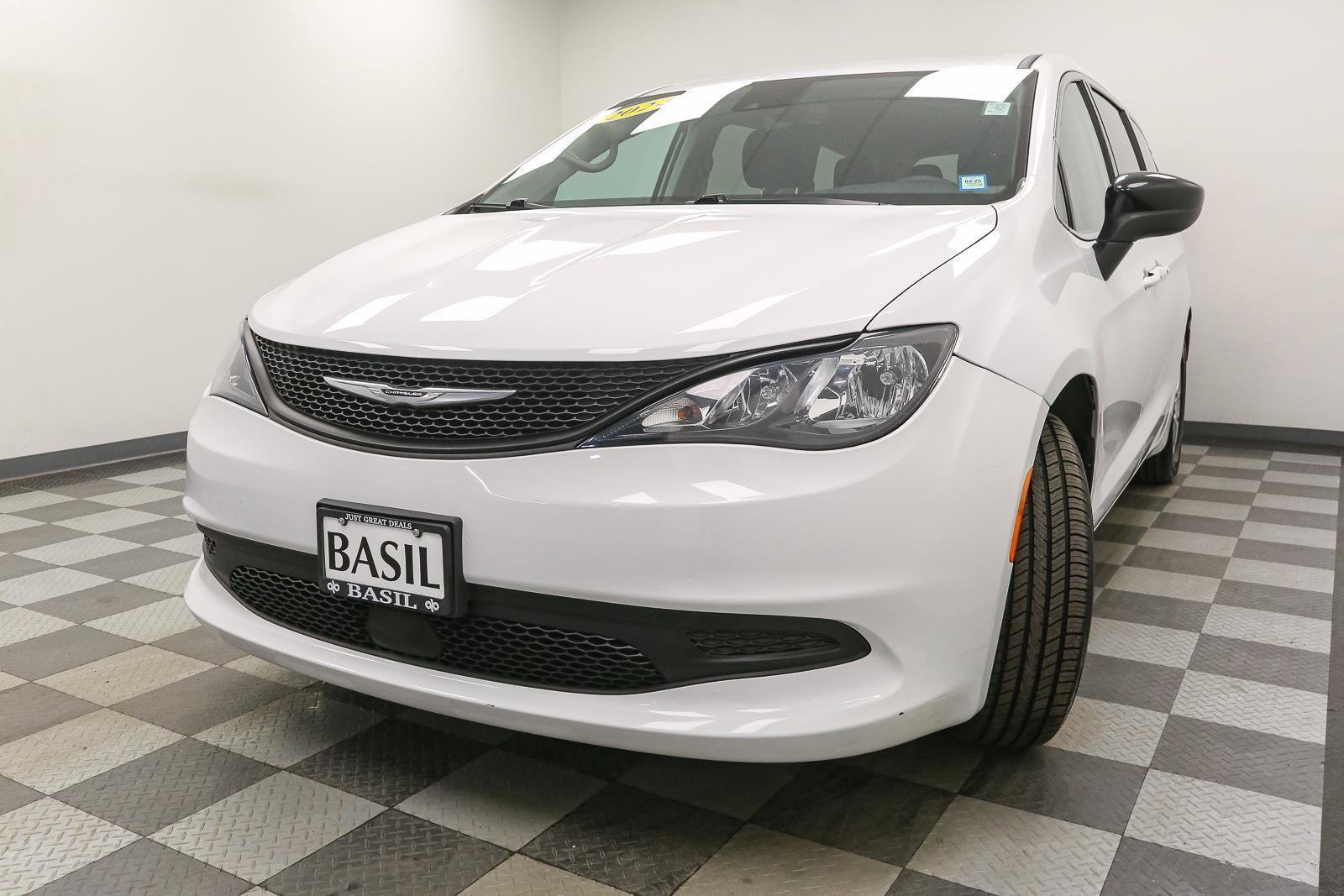 Used 2024 Chrysler Voyager LX image 4