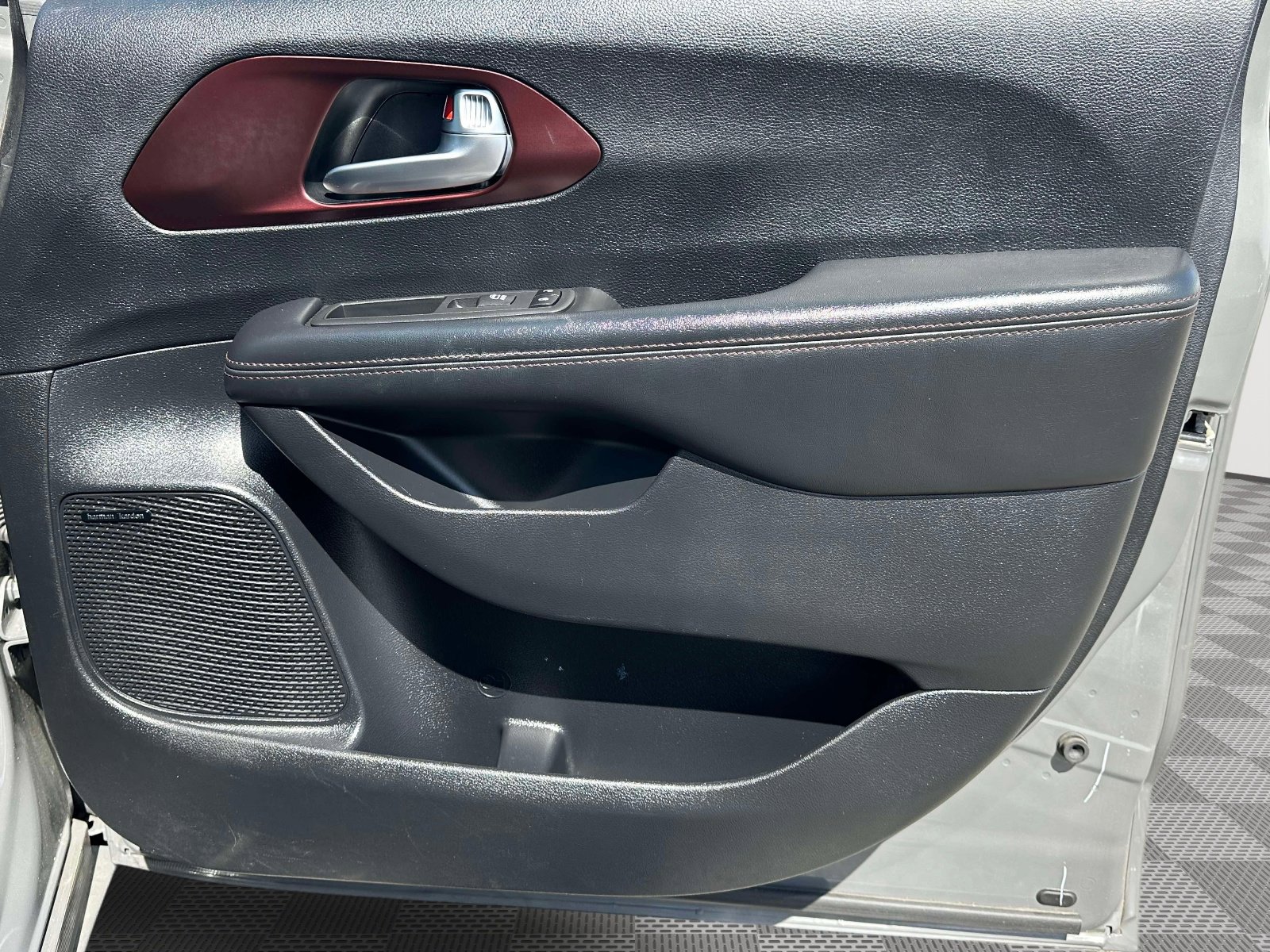 Used 2020 Chrysler Pacifica Limited image 19