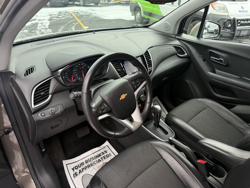 Used 2022 Chevrolet Trax LT w/ LT Convenience Package image 11