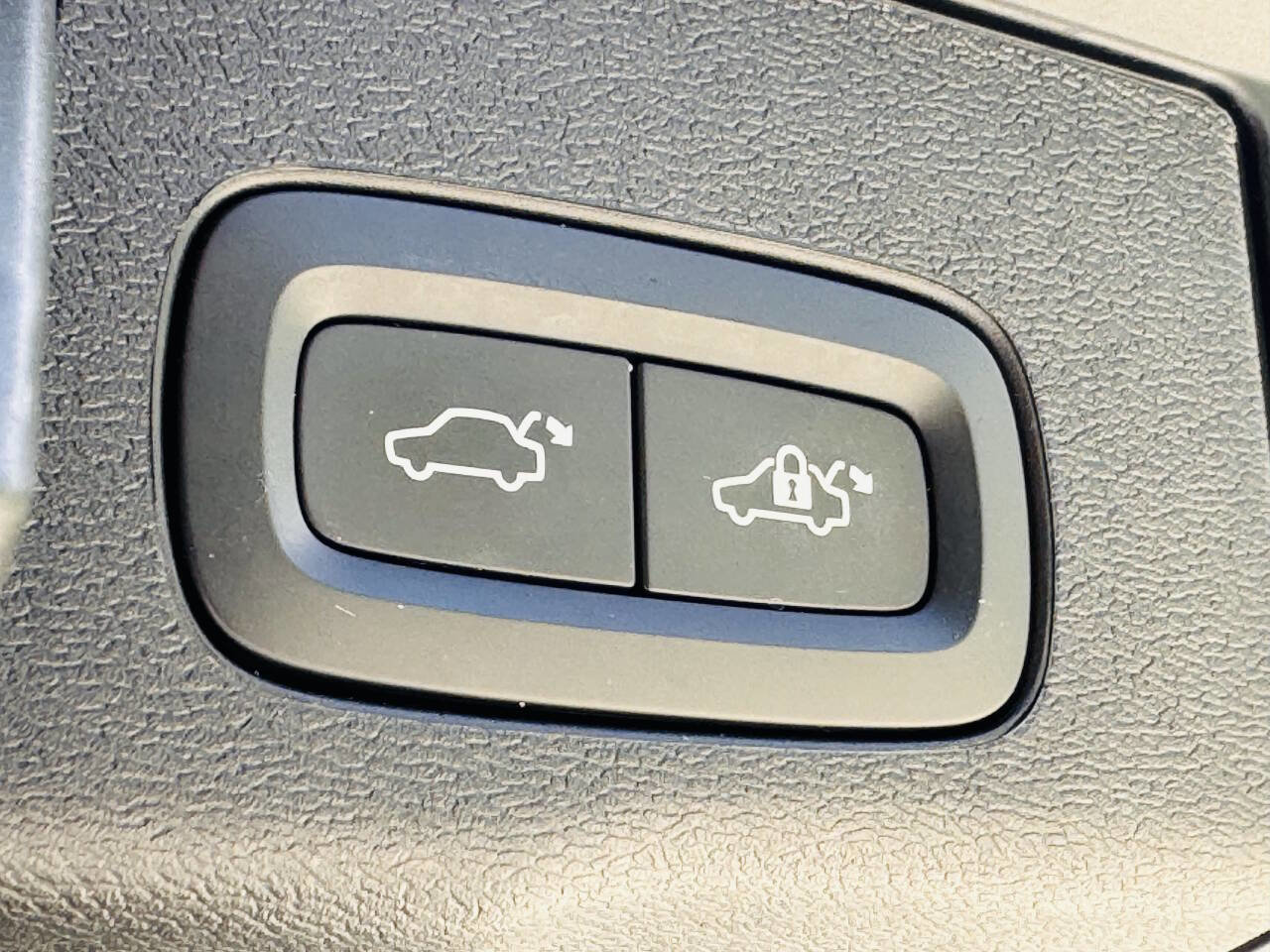 Used 2022 Volvo XC60 B5 Momentum image 19