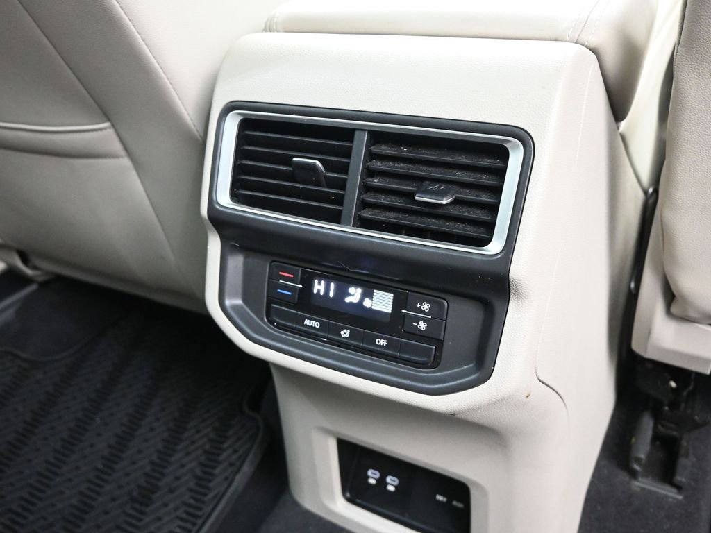 Used 2024 Volkswagen Atlas SE w/ Panoramic Sunroof Package image 18