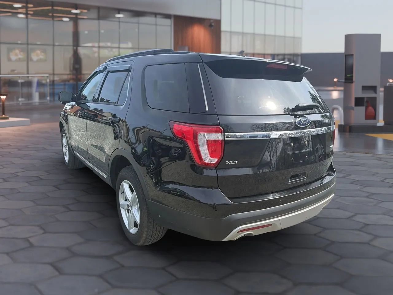 Used 2017 Ford Explorer XLT w/ Equipment Group 202A image 6