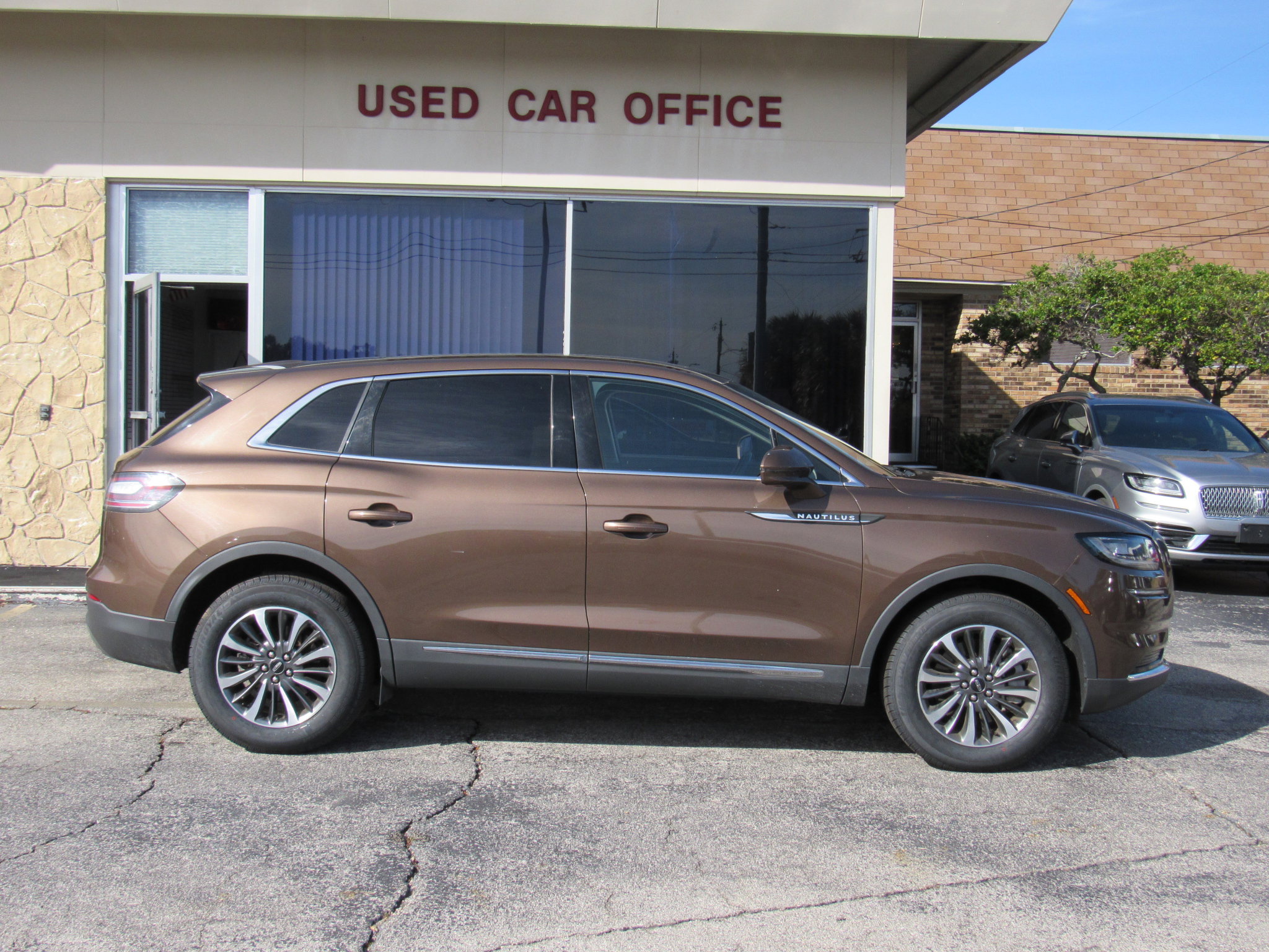 Certified 2022 Lincoln Nautilus Reserve image 2