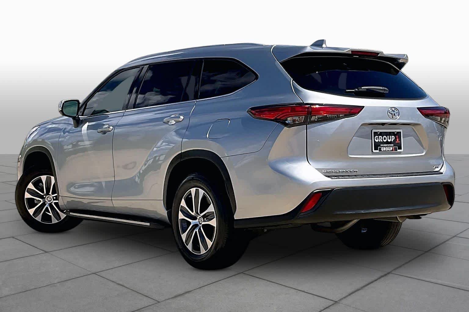 Used 2022 Toyota Highlander XLE FWD image 12