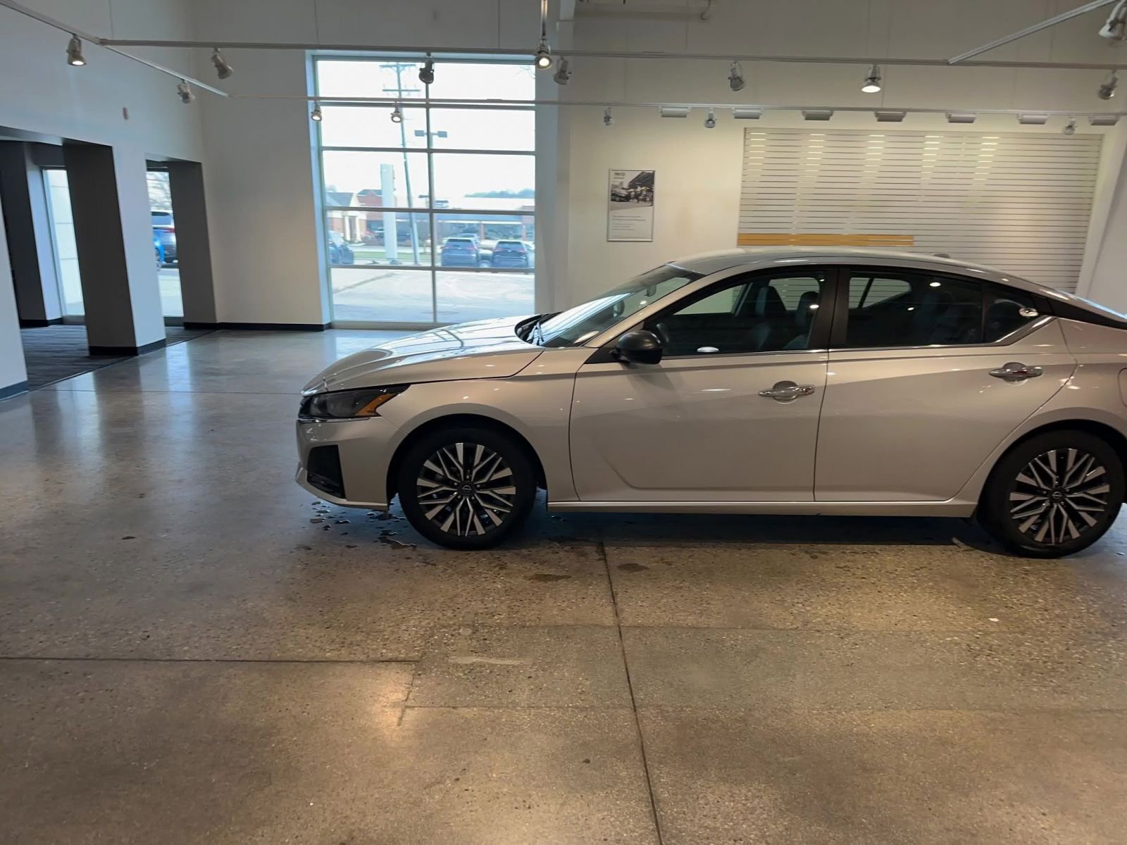 Used 2025 Nissan Altima 2.5 SV image 9