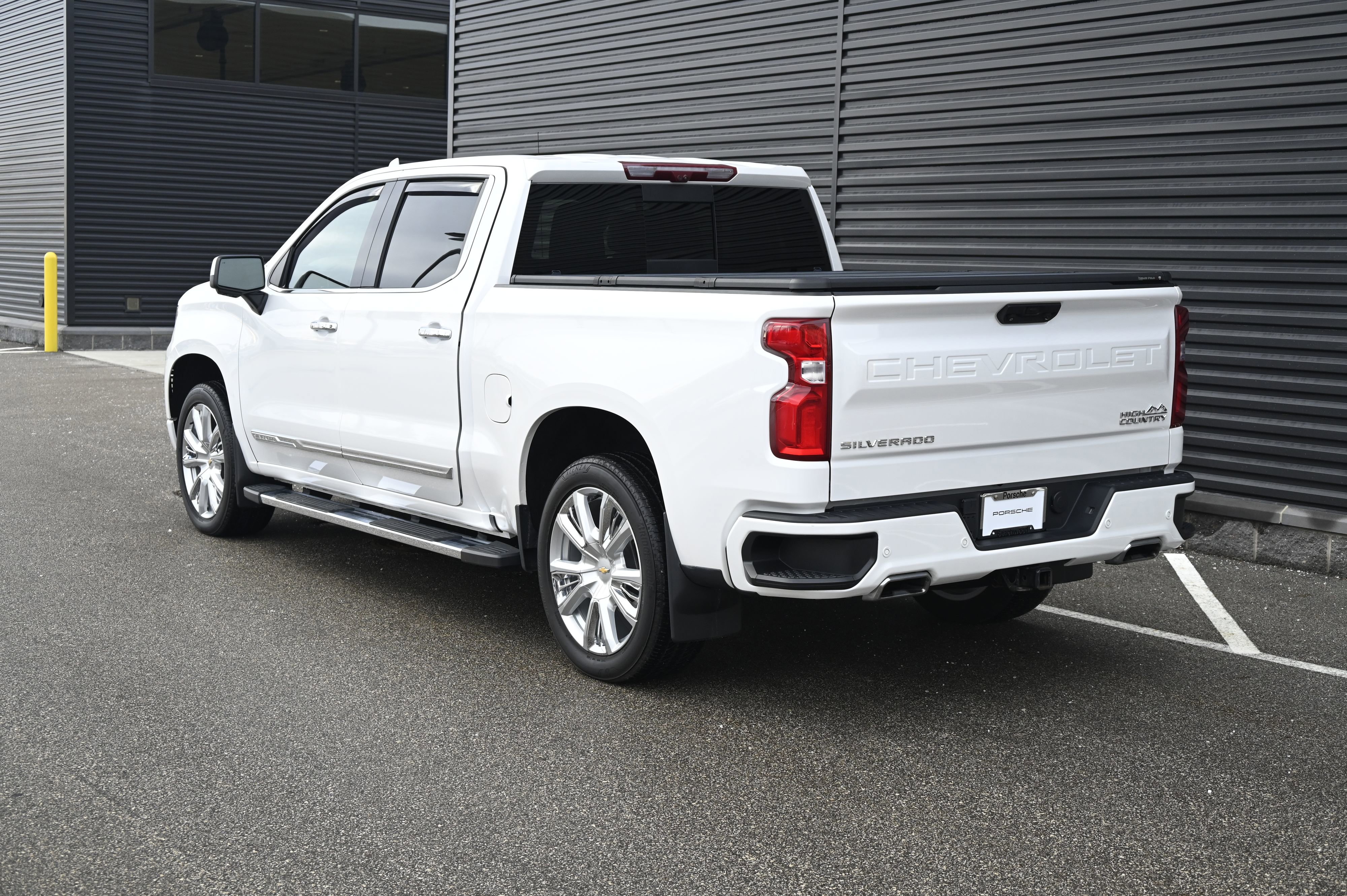 Used 2023 Chevrolet Silverado 1500 High Country w/ Technology Package image 3