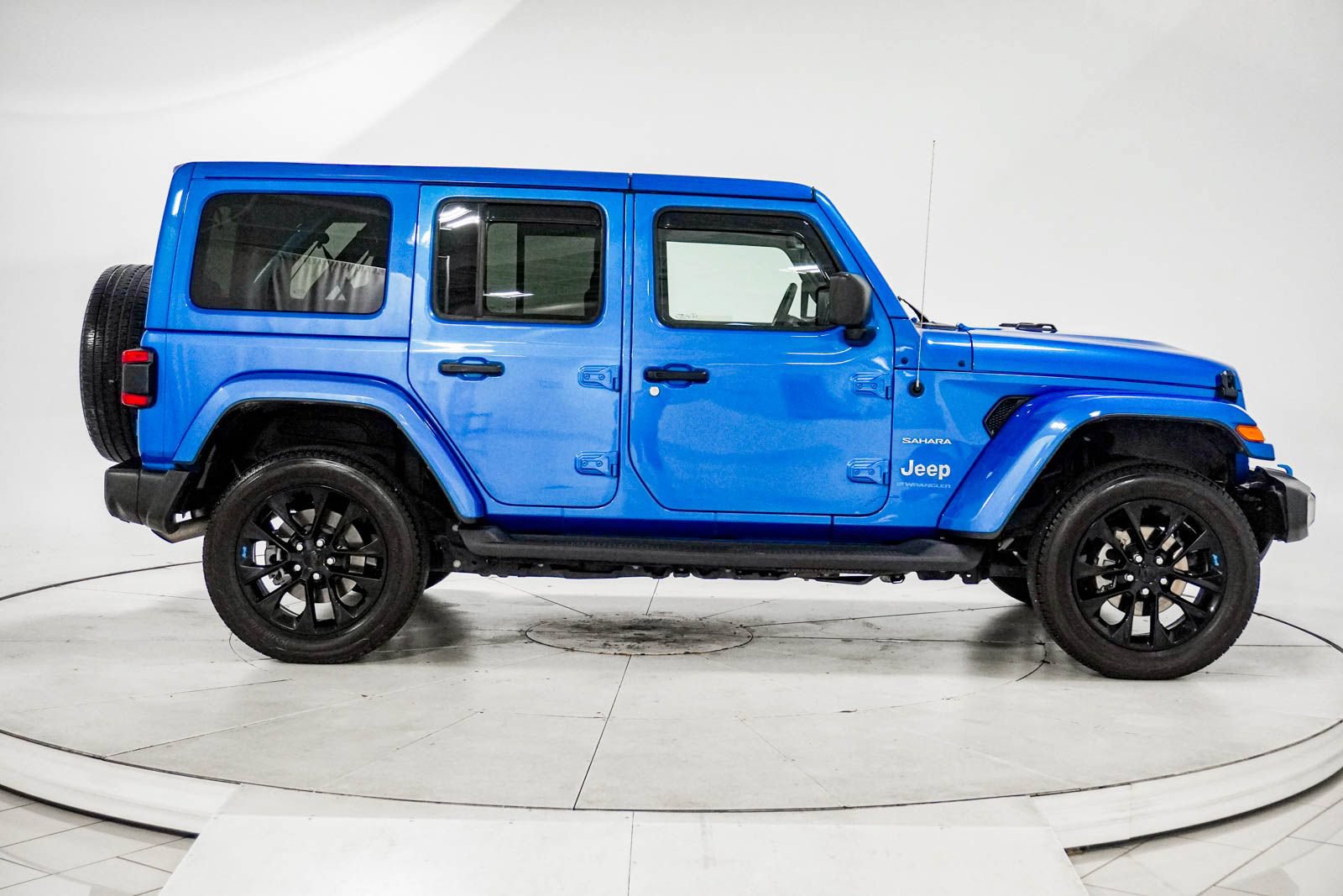Used 2023 Jeep Wrangler Unlimited Sahara w/ Cold Weather Group AWD/4WD image 11