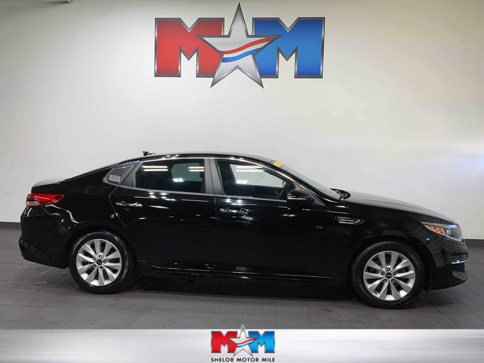 Used 2018 Kia Optima LX w/ 17" Alloy Wheels Package image 1