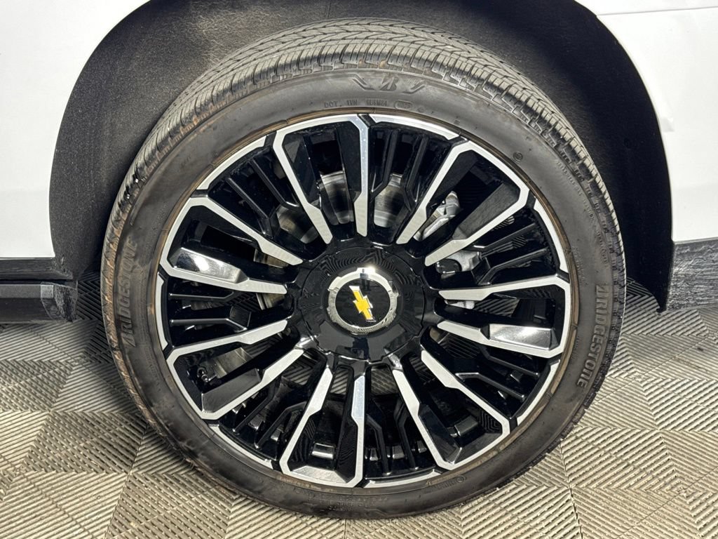 Certified 2026 Chevrolet Suburban High Country AWD/4WD image 12