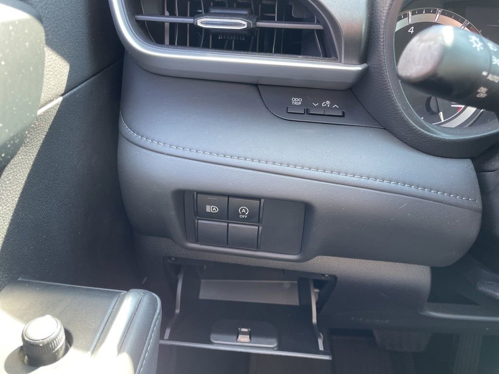 Used 2023 Toyota Highlander L image 26