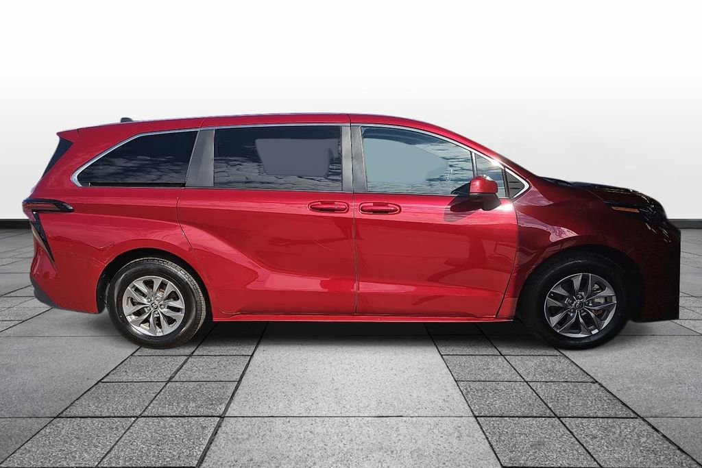 Used 2024 Toyota Sienna LE image 4