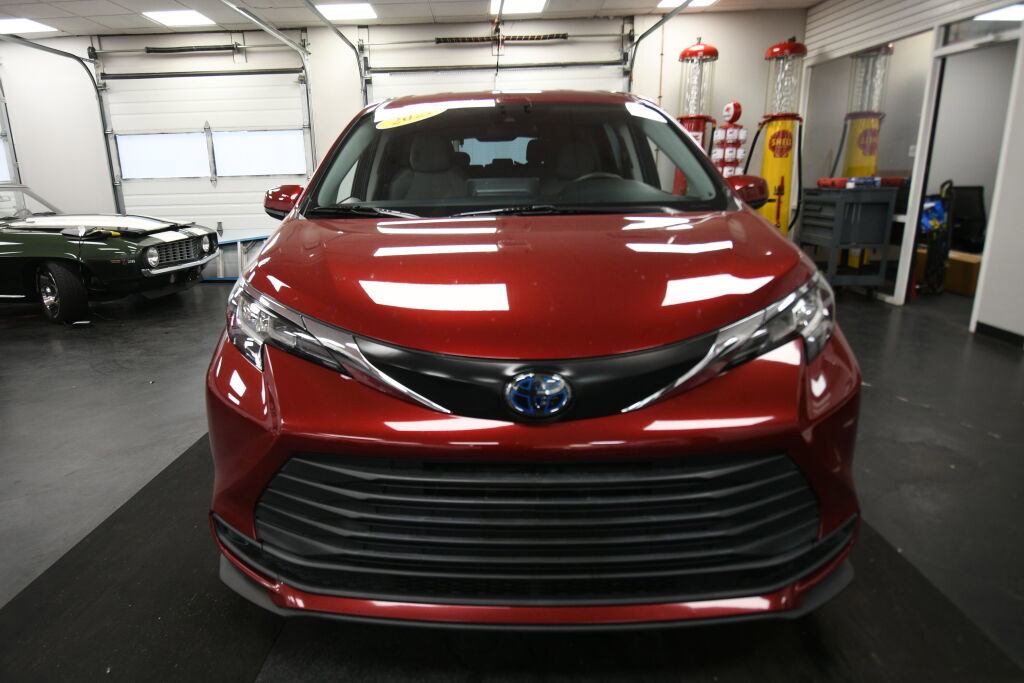 Used 2021 Toyota Sienna LE FWD image 2