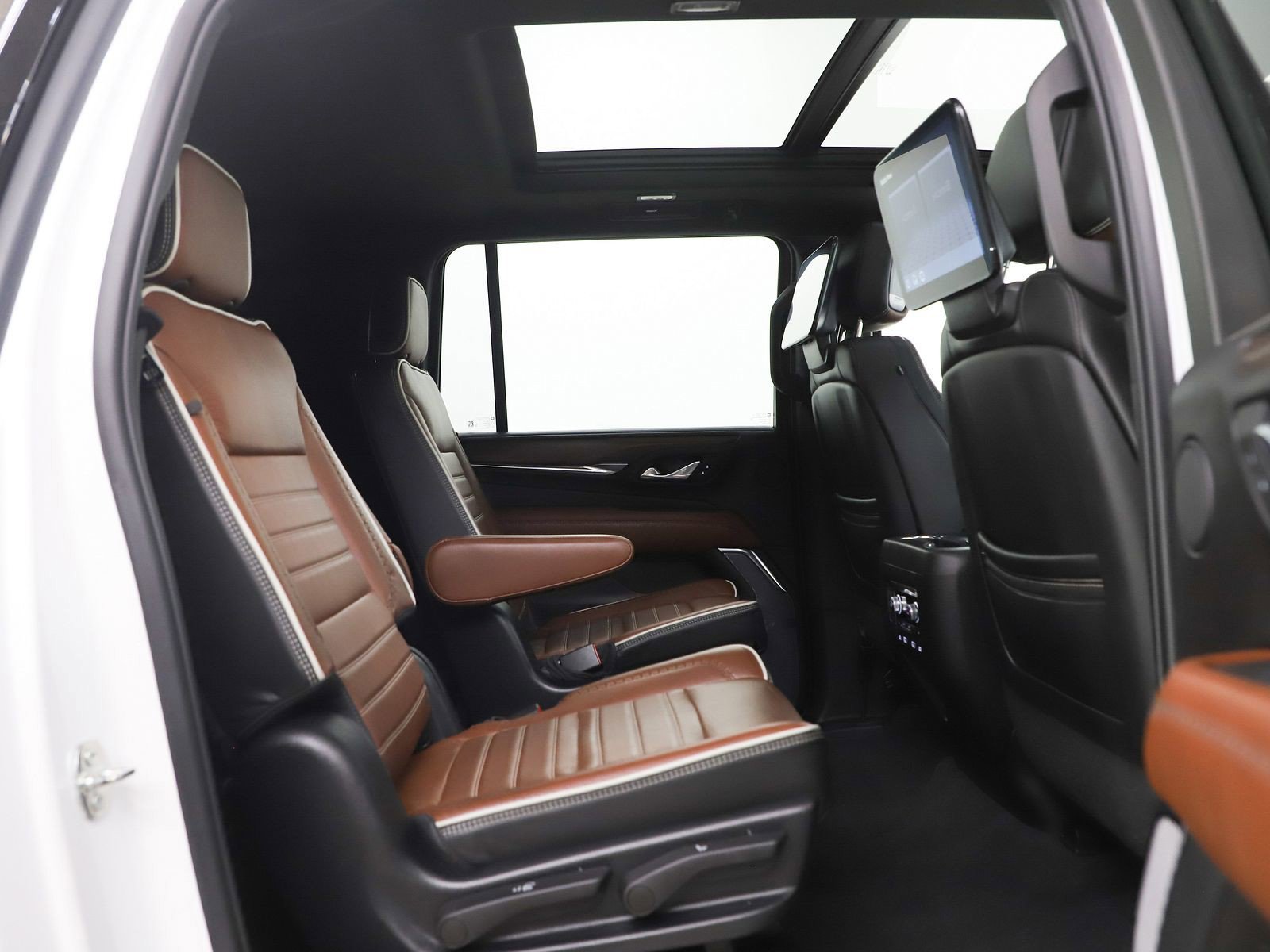 Used 2023 GMC Yukon XL Denali Ultimate AWD/4WD image 13