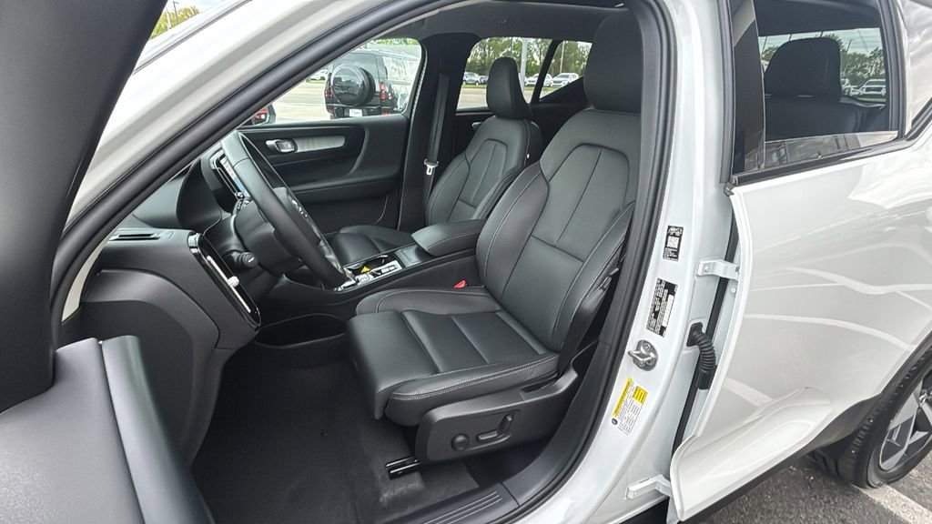 Certified 2026 Volvo XC40 B5 Plus AWD/4WD image 25