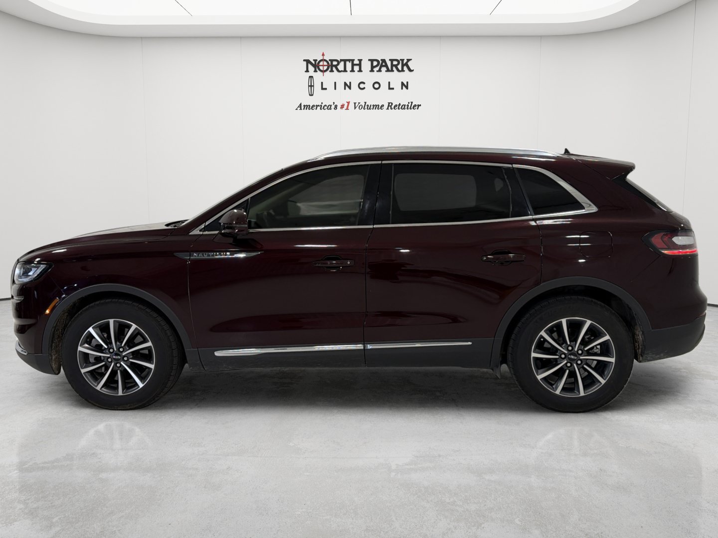 Used 2022 Lincoln Nautilus FWD image 2