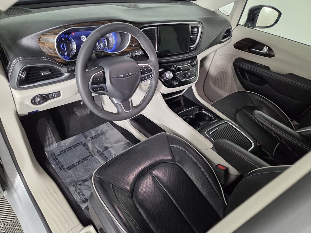 Certified 2024 Chrysler Pacifica Limited image 12