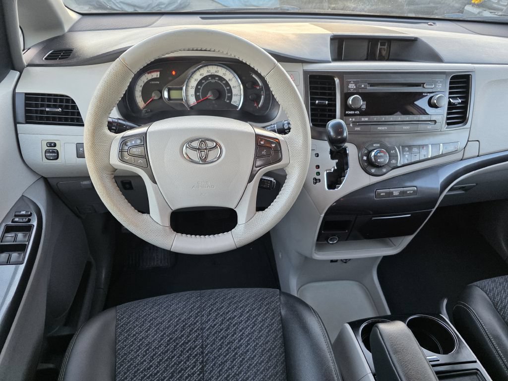 Used 2014 Toyota Sienna SE FWD image 17